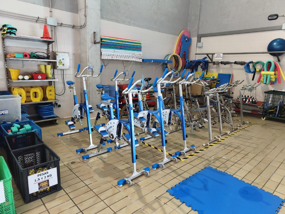 Deportes mejora el equipamiento de la piscina cubierta con cinco nuevas bicicletas acuáticas