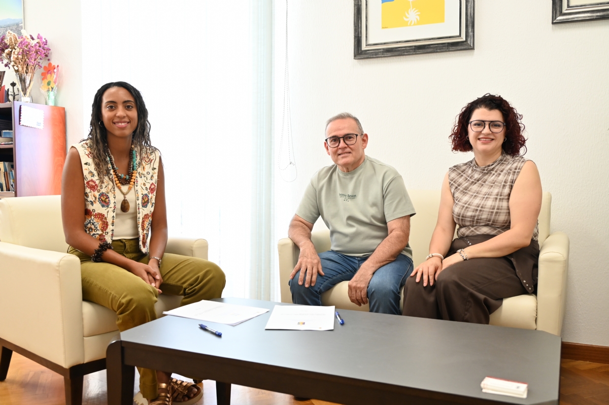 El Grupo Folklórico Villa de Alhama firma un convenio de 4.500 euros para impulsar su actividad cultural